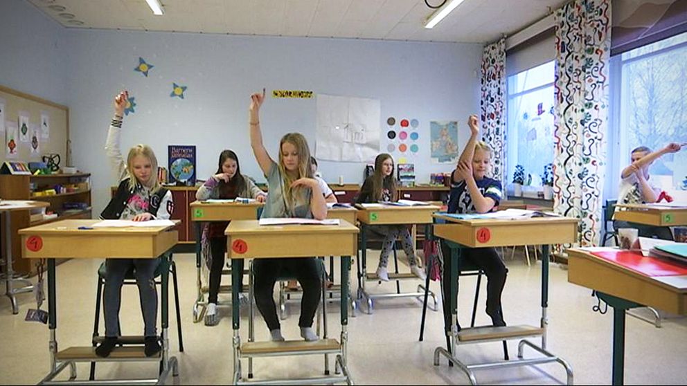 Klass 4-5 på Dädesjö skola, som består av sju elever, har lektion. Eleverna sitter i sina skolbänkar och räcker upp händerna.