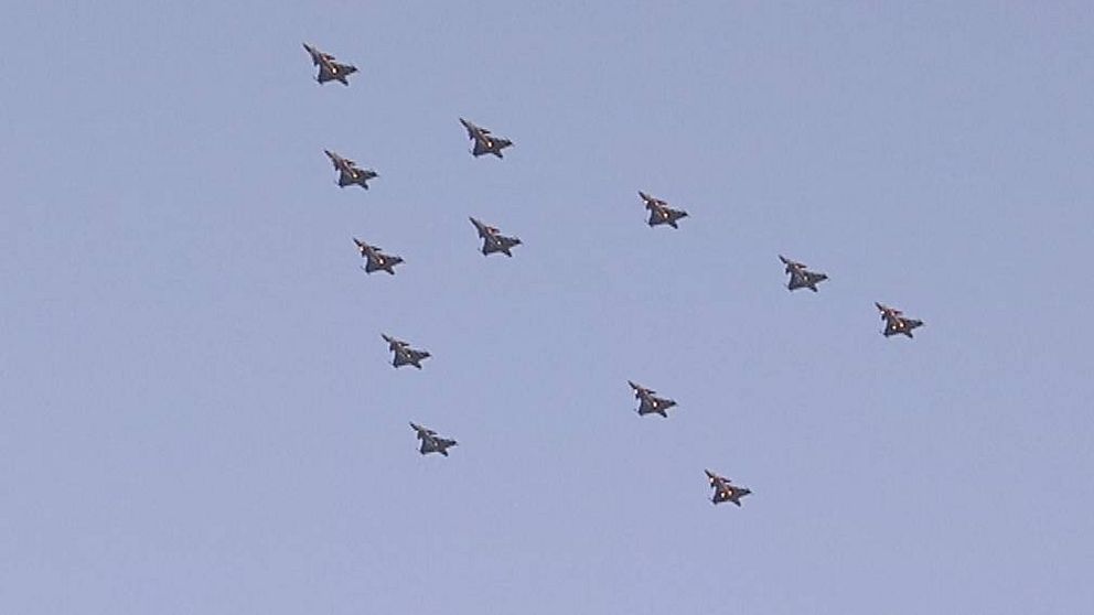 12 stycken JAS 39 Gripen i julgransformation