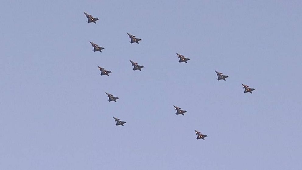 12 stycken JAS 39 Gripen i julgransformation