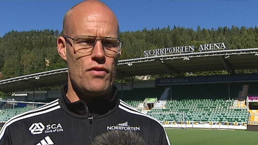 Joel Cedergren blev ensam huvudtränare i höstas – nu förlänger klubben med sin gamle back.