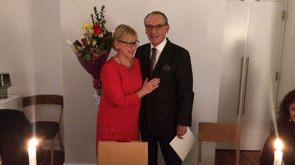 Utrikesminister Margot Wallström (S) och FN:s vice generalsekreterare Jan Eliasson i New York i samband med att Eliasson fick beskedet om att han tilldelas belöningsmedaljen Illis Quorum av 18:e storleken.