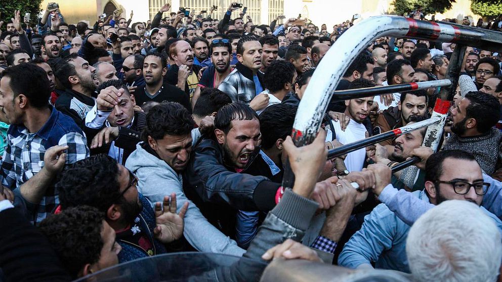 Demonstranter drabbar samman med kravallpolis utanför Markuskatedralen i centrala Kairo.