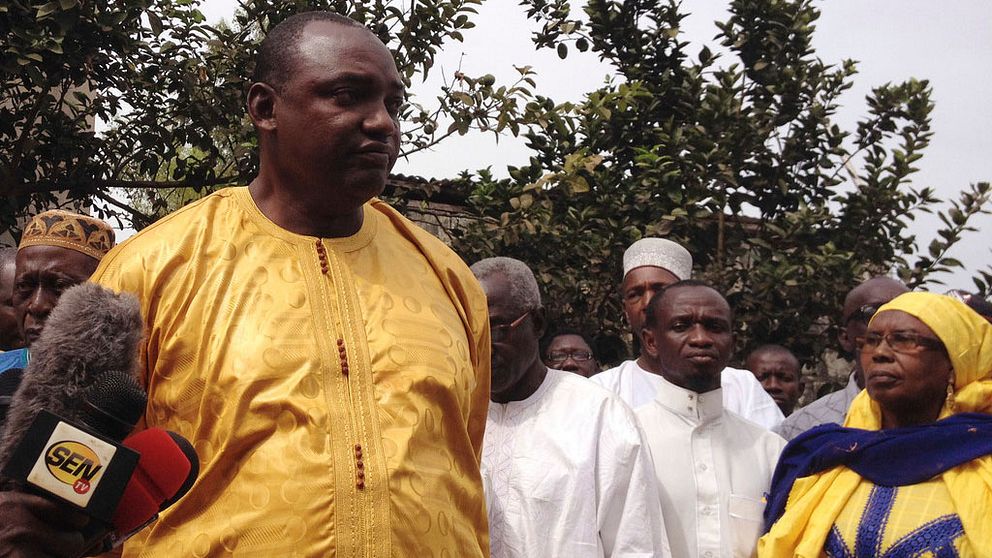 Enligt valresultatet vann Adama Barrow (till vänster) presidentvalet.