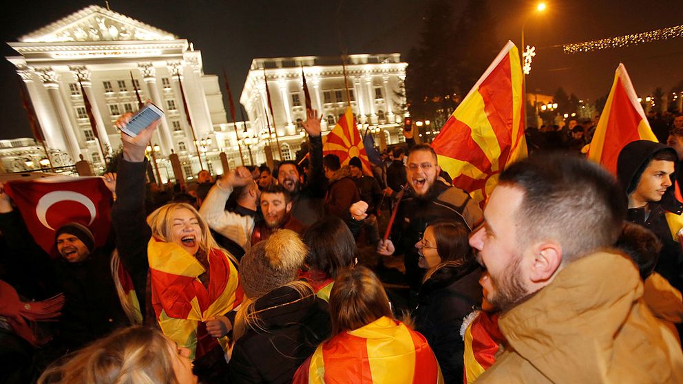 Anhängare till socialdemokratiska oppositionspartiet SDSM firar på gatorna i huvudstaden Skopje.