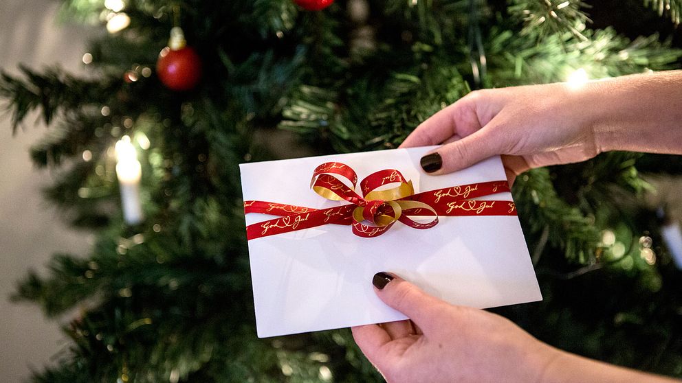 De senaste åren har allt fler valt att köpa välgörenhetsjulklappar i form av gåvokort. Här ett gåvokort framför en julgran.