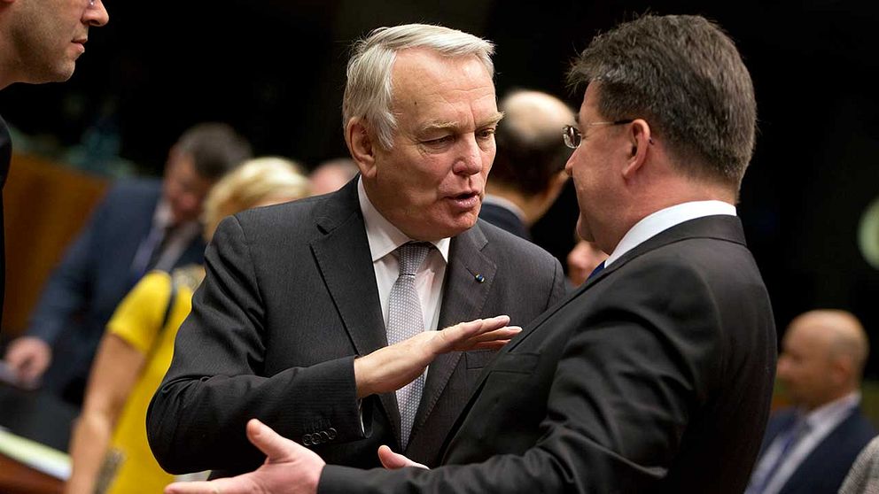 Jean-Marc Ayrault (till vänster) vid EU:s utrikesmöte.