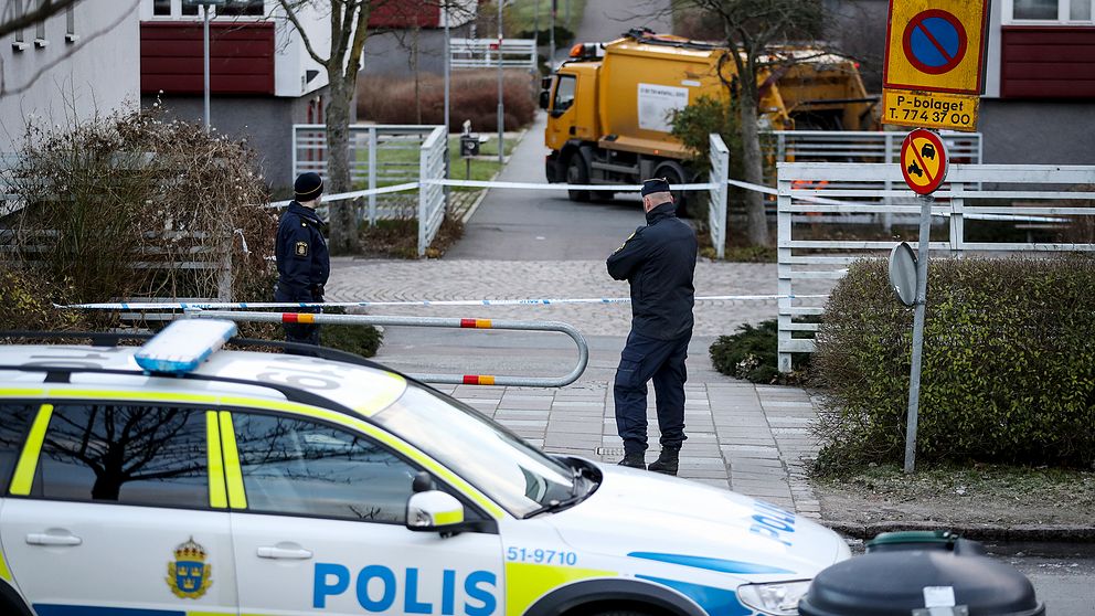 Sex elever har knivskurits och fört till sjukhus efter ett bråk inne på Bergsjöskolan i norra Göteborg. Ingen är dock allvarligt skadad. Det var vid lunchtid som tre yngre män tog sig in på skolan och startade bråket.