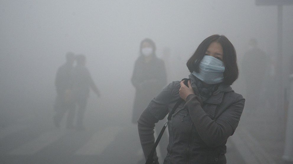 Smog är vanligt i industritäta Kina. Här en kvinna med skyddsmask i Harbin i norra delen av landet.
