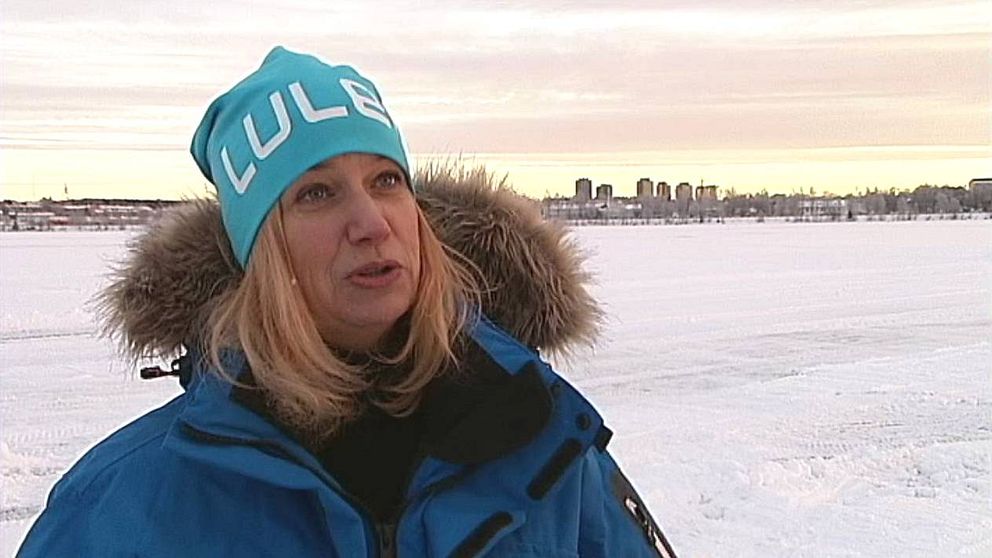 kvinna står på isen i Luleå stad