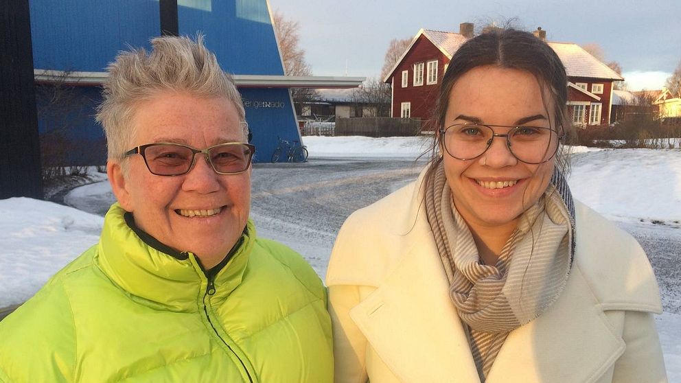 Agneta och Julia Nilsson framför radiohuset i Östersund.