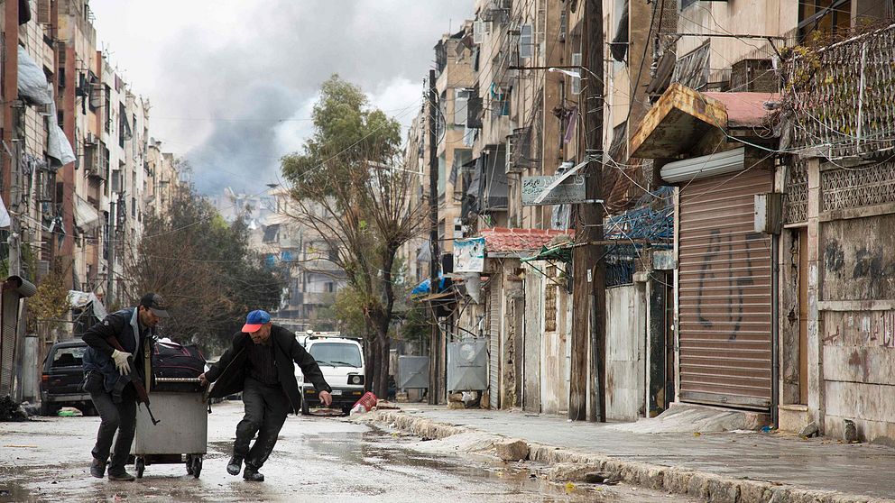 Rök syns i bakgrunden av den här bilden, tagen i ett rebellkontrollerat område av norra Aleppo i dag.