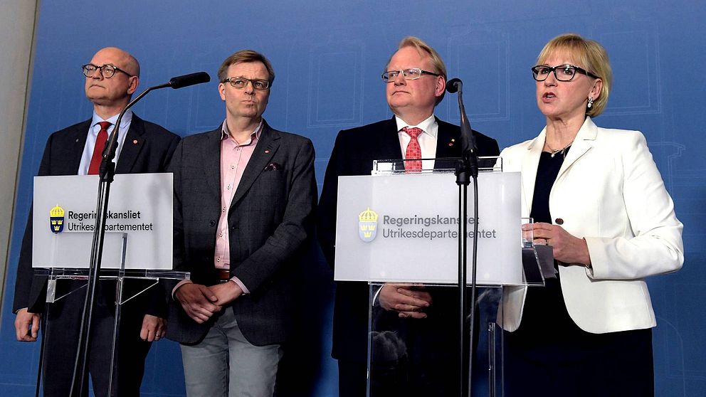 Fr v Björn Jansson (S), regionstyrelsens ordförande på Gotland, Per-Ola Mattsson (S), kommunstyrelsens ordförande i Karlshamn, försvarsminister Peter Hultqvist (S),utrikesminister Margot Wallström (S) håller en pressträff på UD