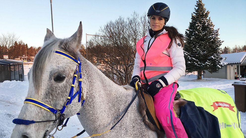 Annelie Eriksson, som är landslagsryttare och tävlar i långdistans, ska tillsammans med några vänner, rida till Örebro och samla in pengar utefter vägen till Musikhjälpen.