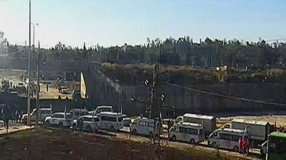 Ambulanser på väg ut ur Aleppo
