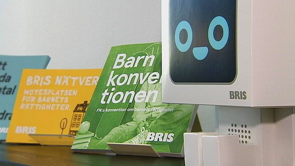 Bilder på BRIS broschyrer om barnkonventionen.