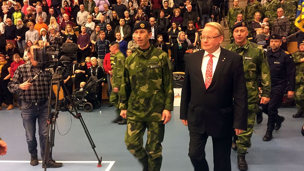 ÖB Micael Bydén och försvarsminister Peter Hultqvist på Lunds arena