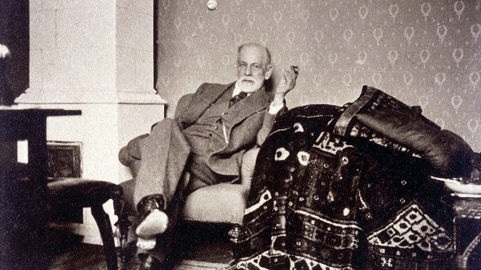 Sigmund Freud vid huvudänden av sin divan (1932)