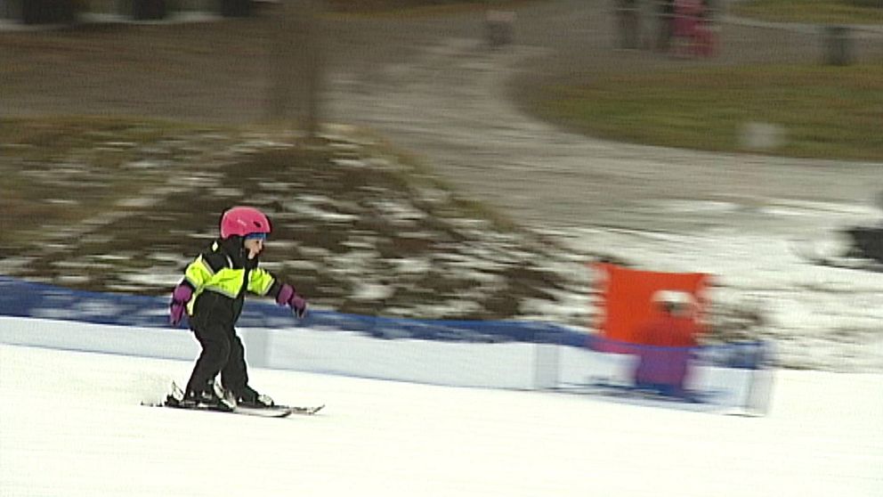 barn åker skidor tolvmannabacken Kisa Östergötland