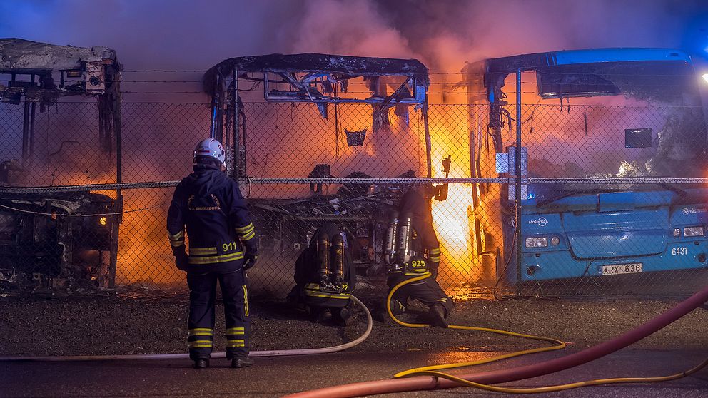 Bussarna har totalförstörts i branden.