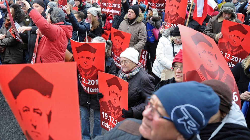Demonstrationerna i Polen mot regeringen och dess försök att bland annat tysta medier har nu pågått i tre dagar.