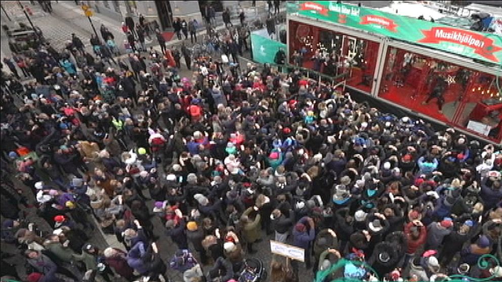 Besökare vid Musikhjälpen på Stortorget i Örebro