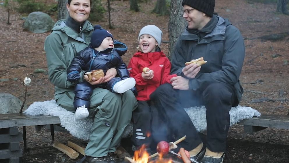 Kronprinsessfamiljen på utflykt i Tyresta.