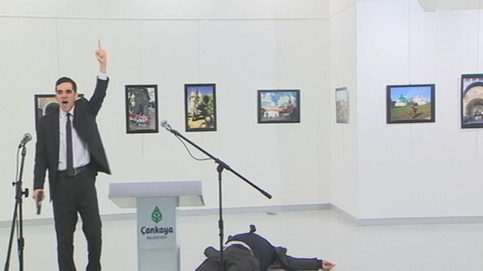 Bilder inifrån fotoutställningen visar hur attentatsmannen skjuter ambassadören.