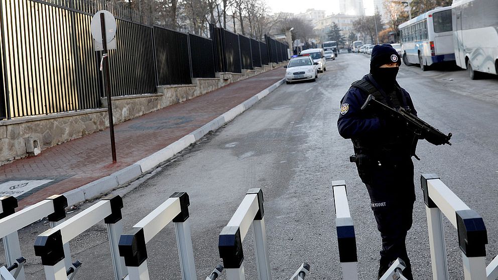En polisman övervakar Rysslands ambassad efter dödsskjutningen av landets ambassadör i Ankara på måndagen.
