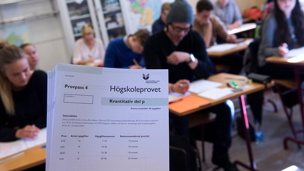 Högskoleprovet skrivs i Kungsholmens gymnasium i Stockholm 2014. Deltagarna har ingen koppling till artikeln.