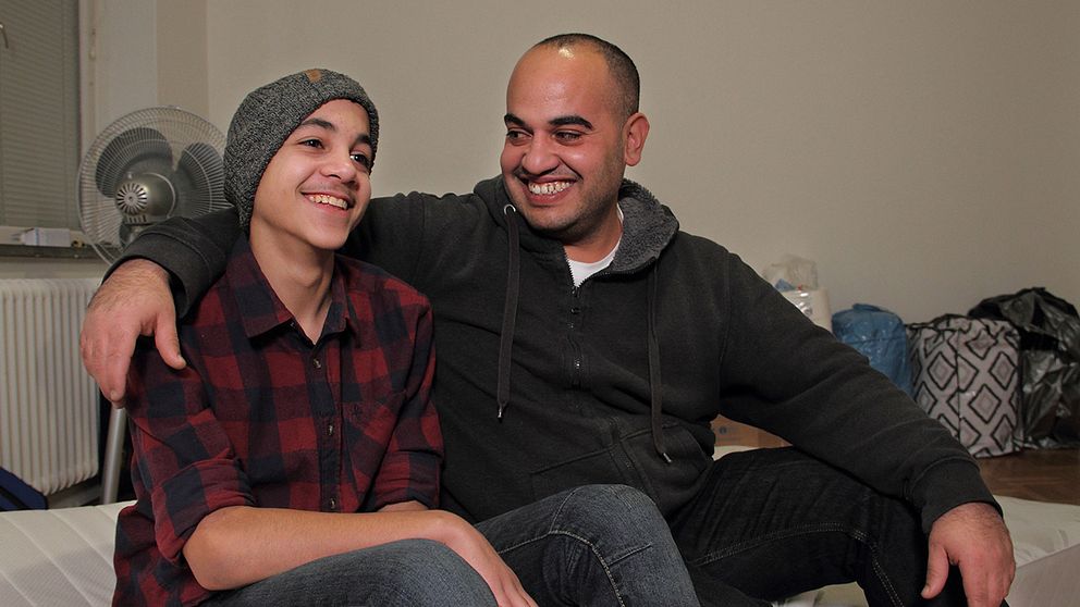 Ahmad och frabror Mohammad i nya lägenheten. ”Det är som en dröm,” säger en överrumplad Ahmad.