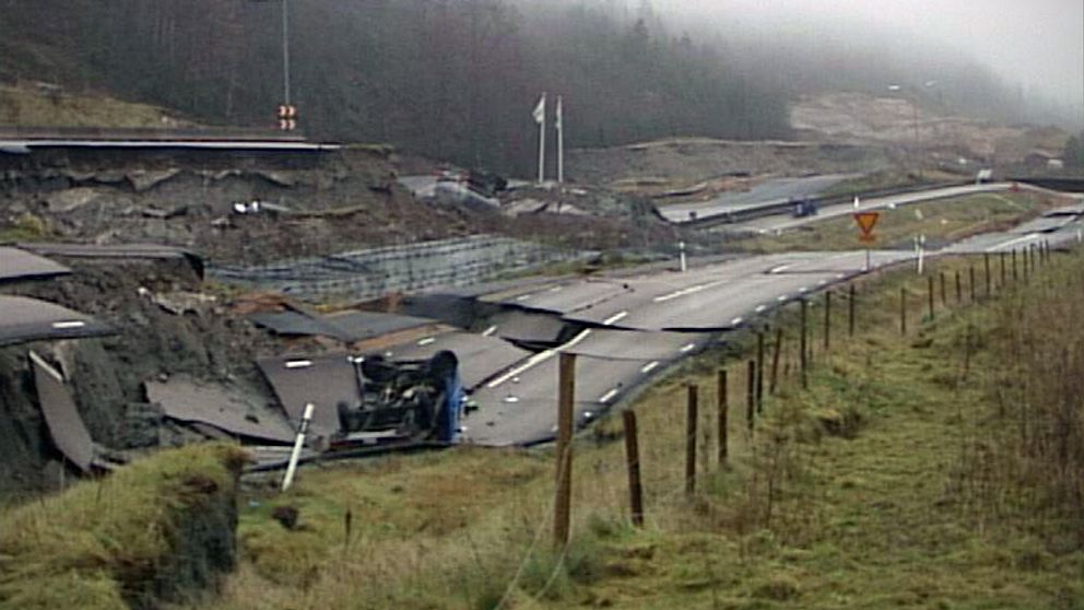 Fjorton bilar och minst 29 personer drogs i kväll för tio år sedan med i ett omfattande skred vid E6 vid Småröd, söder om Munkedal i Bohuslän.