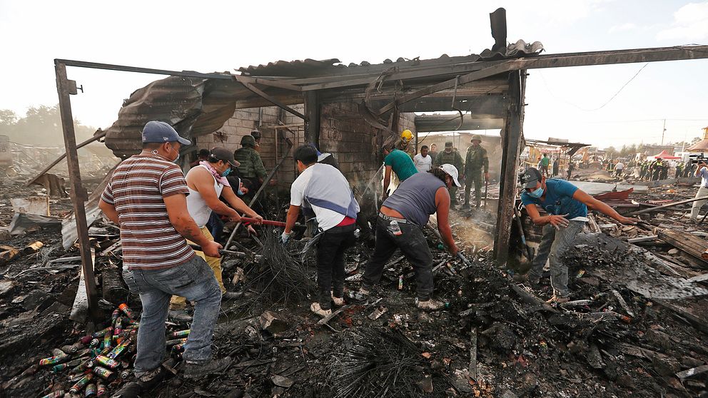 Boende från området i Tultepec hjälper till i arbetet med att röja upp på platsen efter den våldsamma explosionen på fyrverkerimarknaden.