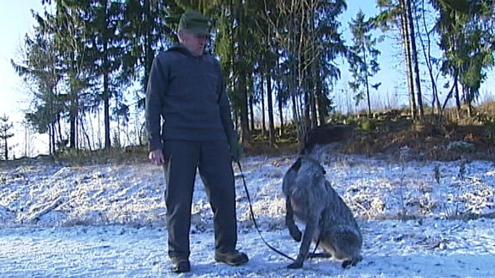 Jägaren Gerold Berg med sin jakthund