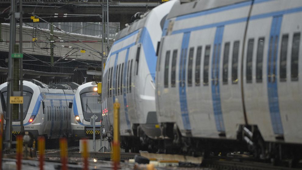 25-30 städare och klottersanerare på Stockholms pendeltåg- och stationer strejkade under onsdagsmorgonen.