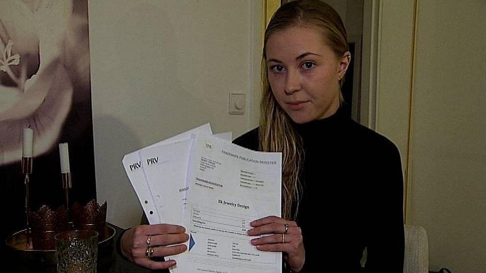 Emelie visar upp bluffakturan som hon fick från ett oseriöst företag när hon ansökt om varumärkesskydd på en produkt hos Patent och registreringsverket.