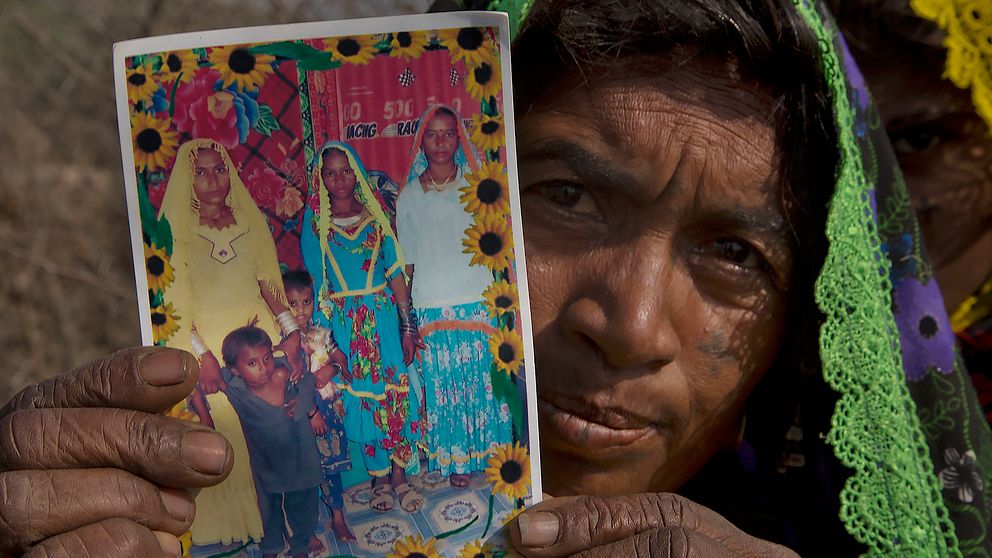 Ameri Kashi Kolhi i Pakistan visar en bild där hennes dotter Jeevti står längst till höger. Dottern fördes bort en natt och är nu bortgift med en man som tagit henne som sin andra hustru.