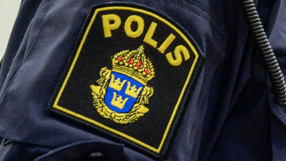 Polisemblem på en arm