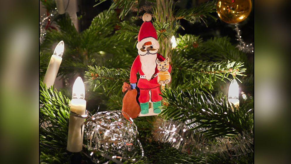 Tomten finns – i Christer Wiléns gran. Den som tittar noggrant kan också ana fotografen i reflektionen av julgranskulan.
