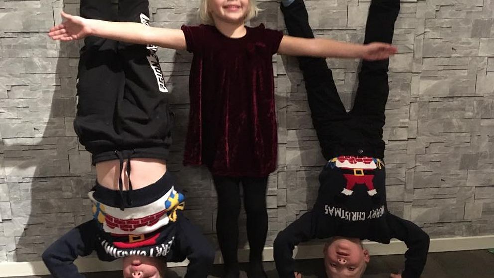 Det är inte lätt att veta vad som är upp och ner mitt i julstöket. Lena Samuelsson önskar god jul med akrobatiska småttingar.