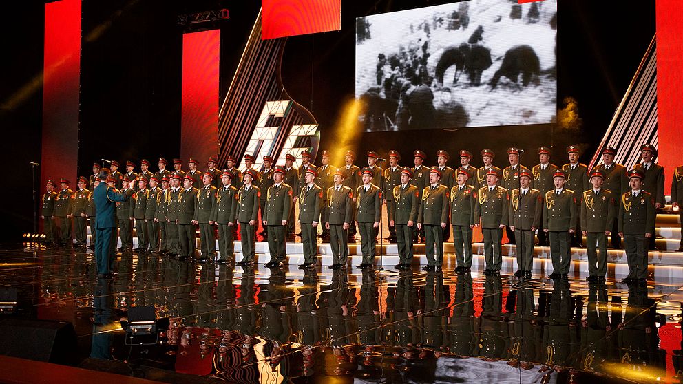 Orkester, dansare och Aleksandrovkören är en del av den stora Aleksandrov-ensembeln. Ensemblen är en del av den ryska försvarsmakten, och startades upp under 1920-talet i dåvarande Sovjetunionen.