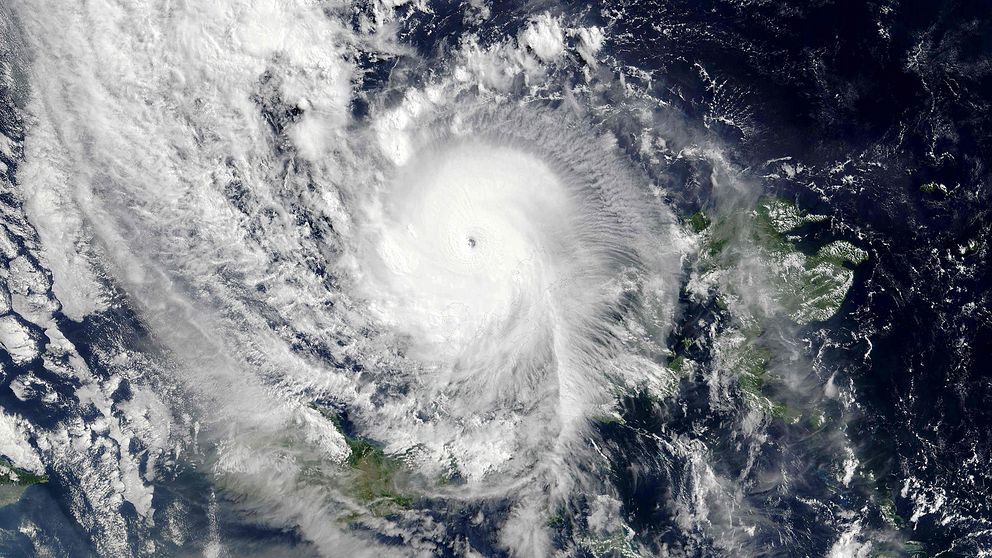 En satellitbild från NASA visar den stora tyfonen som nu når Filippinerna.
