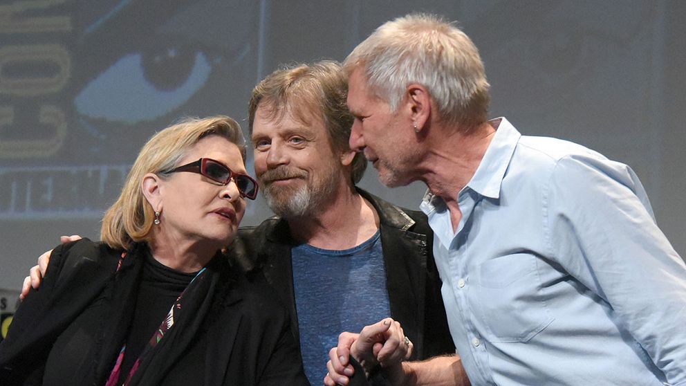 Carrie Fisher tillsammans med vapendragarna i kampen för det goda i galaxen – Mark Hamill (Luke Skywalker) och Harrison Ford (Han Solo).
