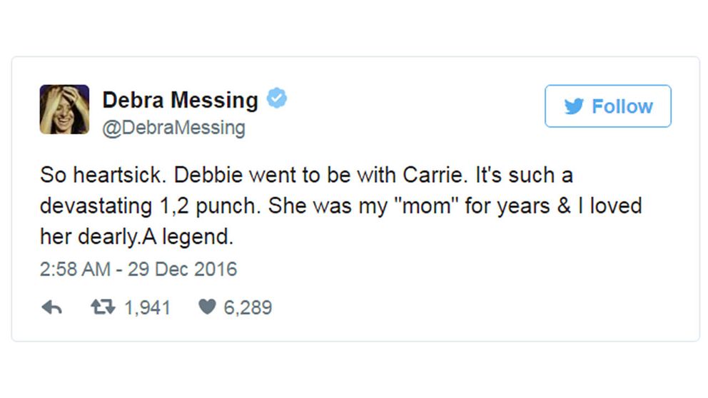 Debra Messings tweet: ”Så förtvivlad. Debbie gick för att vara med Carrie. Två förödande smällar på raken. Hon var min ”mamma” i åratal och jag älskade henne innerligt. En legend.”