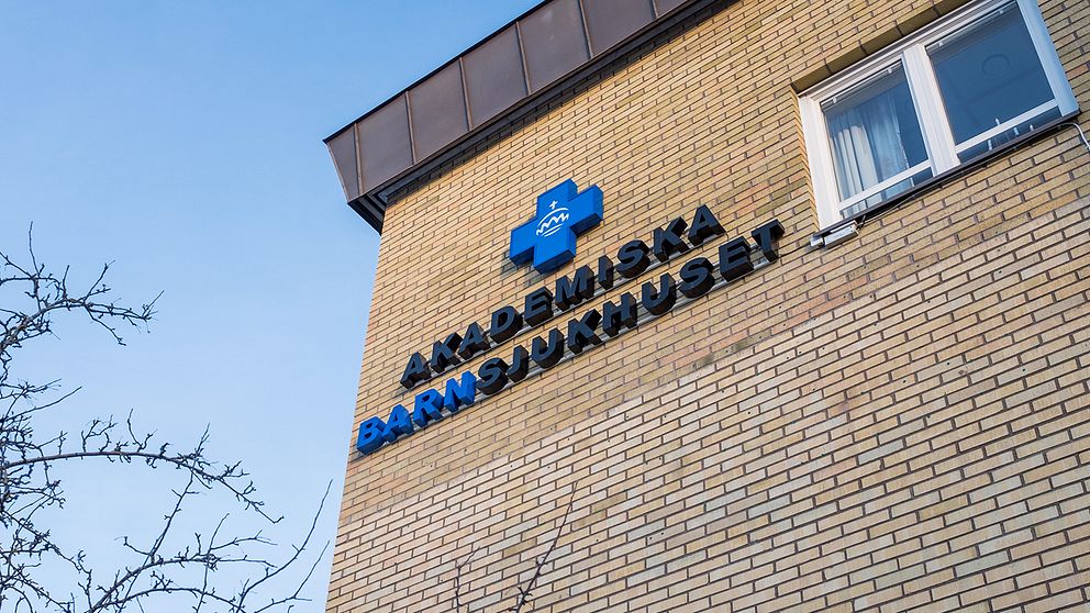 Fasad och skylt för Akademiska barnsjukhuset i Uppsala.