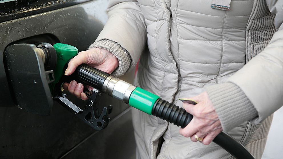Ledande bensinbolag höjer priset på bensin med tio öre per liter.