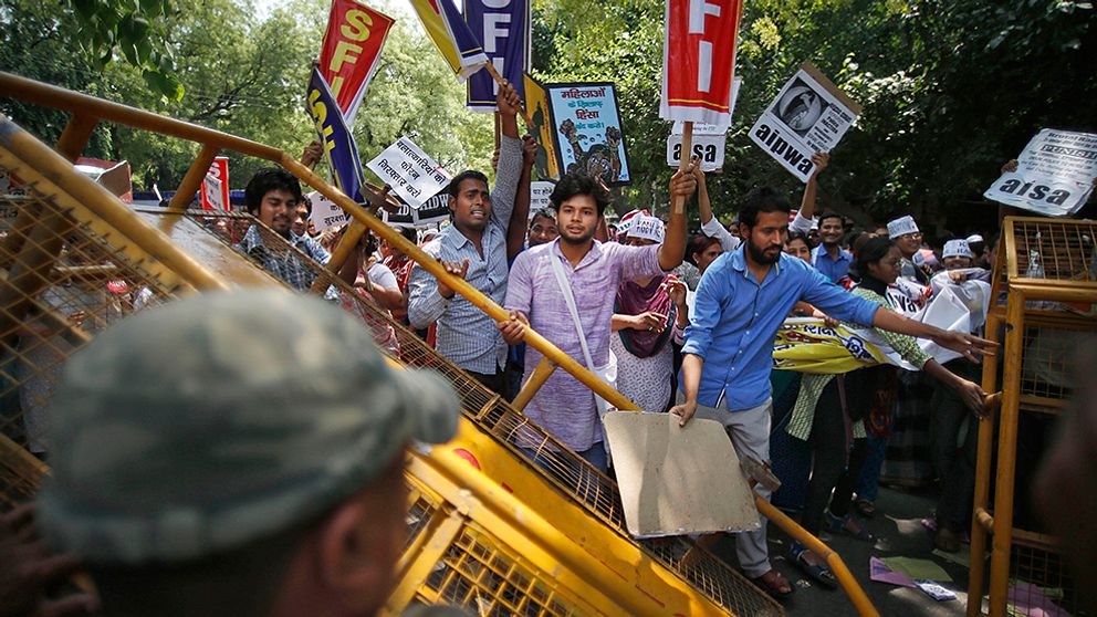 Protesterna fortsätter Delhi efter den grymma våldtäkten på en femårig fllicka.