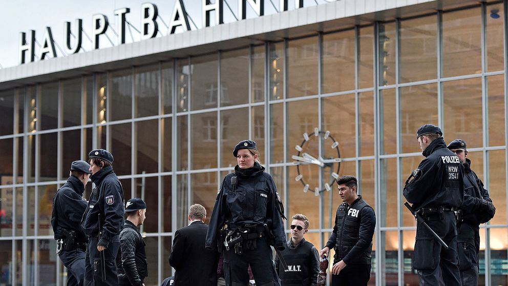 Tysk polis framför centralstationen i Köln.
