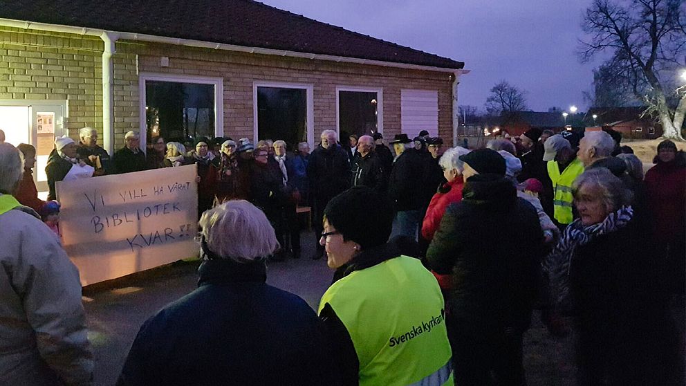 Protester mot biblioteksnedläggning i Linneryd.