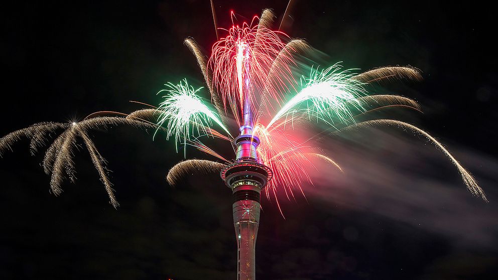 Fyrverkerier på Sky Tower i Auckland, Nya Zeeland firar in det nya året.