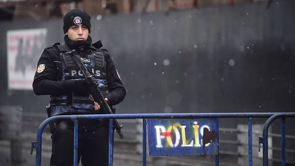 Turkisk polis utanför nattklubben Reina, där minst 39 personer sköts ihjäl natten till nyårsdagen.